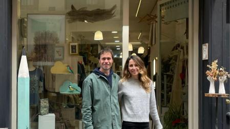 Eduardo Ruiz Marcoláin y María García Fernández y Eduardo Ruiz junto a su tienda Escamas en el número 22 de la calle Nueva