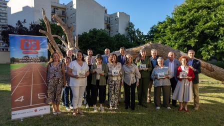 Las galardonadas, en primera fila, con los trofeos: de izda. a dcha., Encarna Garrido, Idoya Jiménez, Teresa Motos, la madrina Theresa Zabell, Galina Savitskaya, Carmen Rubio y María Ángeles Urmeneta. Detrás, representantes de la directiva de la asociación.