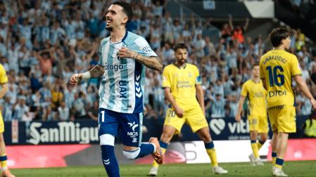 El delantero del Málaga Joaquín Muñoz celebra tras marcar el 1-1, durante el partido de vuelta de las semifinales del ascenso a Primera División que Málaga CF y UD Las Palmas