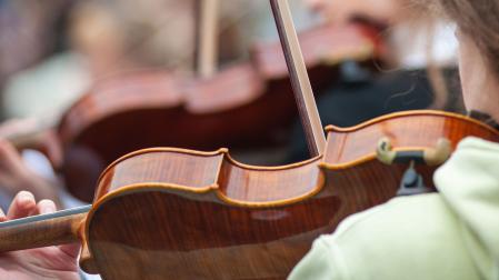 Imagen de una alumna de violin