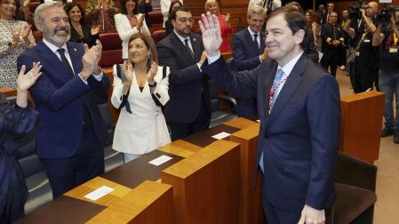 El presidente de la Junta de Castilla y León, Alfonso Fernández Mañueco (d) saluda al presidente de Aragón, Jorge Azcón (i); Asturias, Adrián Barbón (3i), Cantabria, María José Sáenz de Buruaga (2i) y Galicia, Alfonso Rueda (2d) tras el acto de toma de posesión del cargo celebrado este jueves en el parlamento regional