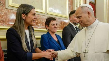 La diputada de Junts Miriam Nogueras saluda al Papa durante su visita al Congreso