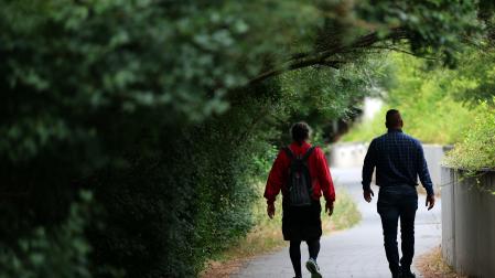 Dos alcohólicos en rehabilitación caminan por un parque de Pamplona.