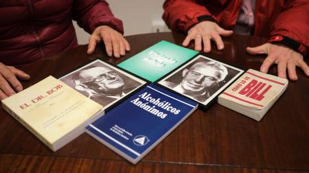 Libros escritos por los fundadores de Alcohólicos Anónimos, Bob Smith y Bill Wilson.
