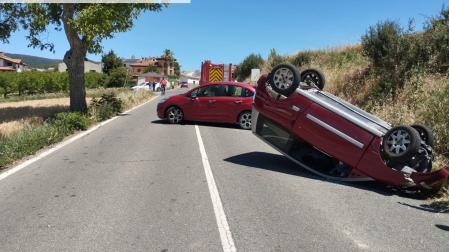 El vehículo accidentado, volcado sobre la carretera