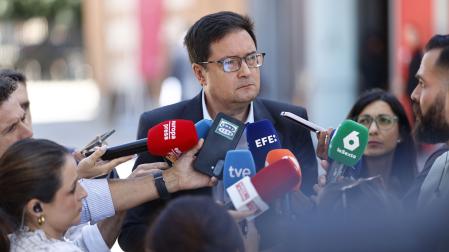El ministro para la Transformación Digital y de la Función Pública, Óscar López, atiende a la prensa a su llegada a la inauguración de la VII edición de Taleñto España