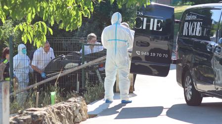 Trabajadores de la funeraria trasladan el cuerpo