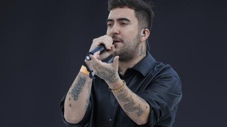 El cantautor Beret, durante su actuación en la vigilia ante 40.000 personas del papa León XIV en el Estadio Olímpico de Barcelona