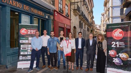 PRESENTACIÓN OFICIAL. Koldo Biurrun y Jon Larruquet (Hyundai Oarso Car), Iñigo Gómez (Ayuntamiento de Pamplona), Sergio Rodríguez (M2 Eventos), Alicia Nicolás (Diario de Navarra). Raúl Santos (Caja Rural de Navarra), Felipe Hernández (IMQ Navarra-Clínica San Miguel) y Belén Galindo (La Información), en la calle Zapatería de Pamplona.