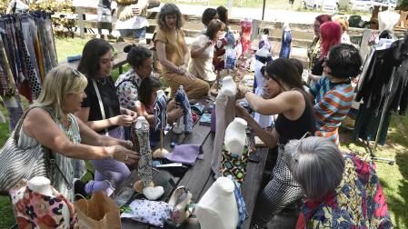 Imagen del taller que se instaló con los alumnos de la escuela de moda.