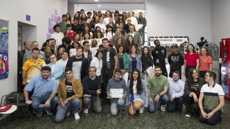 Los 64 corresponsales informativos, de 32 centros diferentes de Pamplona, reconocidos este jueves en la Casa de la Juventud