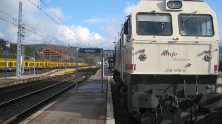 Una locomotora permanece detenida en la estación de Alsasua.