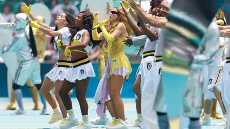 La cantante colombiana Shakira (c), se presenta este jueves, en la inauguración del Mundial de la FIFA 2026 en el estadio Ciudad de México
