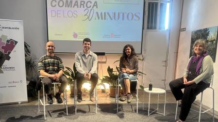 Desde la izquierda, Iker Terés (Ayegui), Jon Fernández (Bargota), Raquel Muñoz (valle de Guesálaz) y Estíbaliz Erdocia (Améscoa Baja) durante la mesa de experiencias locales en la Fábrica de Gomas de Pamplona