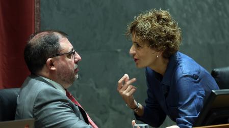 Unai Hualde y María Chivite durante el pleno del Parlamento
