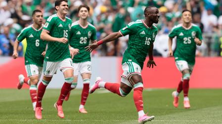 Julián Quiñones (d) de México celebra un gol este jueves, durante un partido del grupo A del Mundial de la FIFA 2026 entre México y Sudáfrica en el estadio Ciudad de México