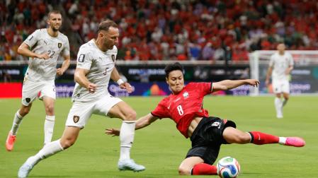 Seung-Ho Paik (d) de Corea del Sur disputa el balón con Vladimir Coufal de República Checa este jueves, en un partido del grupo A del Mundial de la FIFA 2026 entre Corea del Sur y República Checa
