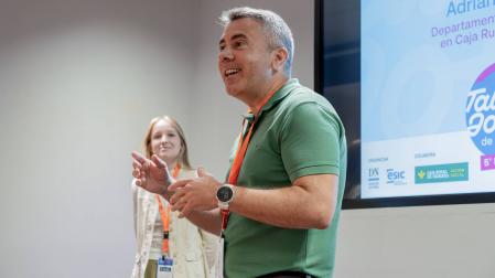 Álex Mendoza, del Departamento de Selección de Caja Rural de Navarra, junto conAdriana Ayarra, alumna de Talento Joven de Navarra 2025 y hoy trabajadora de la entidad financiera, en la primera sesión de Talento Joven de Navarra 2026