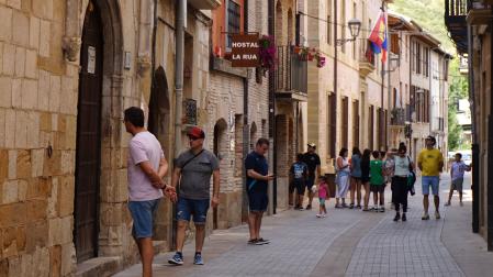 Turistas en la calla La Rúa de Estella, barrio monumental de la ciudad, en una imagen del verano de 2025.