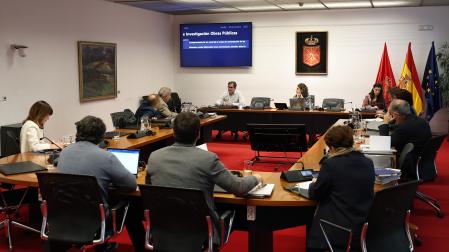 Una de las sesiones de la comisión de investigación sobre obra pública en el Parlamento de Navarra