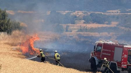 Foto del incendio de un campo de cereal en Obanos.