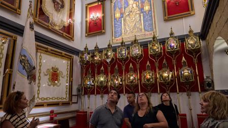 Blanca López Abárzuza, a la derecha, muestra el Cuarto de Faroles a varios visitantes, este jueves 11 de junio.