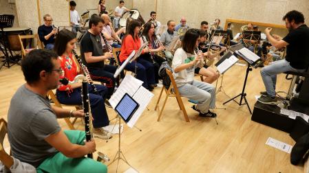 La banda de Estella prepara el concierto de este domingo en su local de ensayo.
