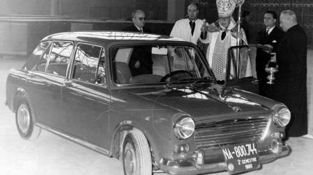 DICIEMBRE 1966, MONSEÑOR DELGADO GOMEZ BENDICE EL PRIMER VEHICULO SALIDO DE LA FACTORIA DE LANDABEN SEPTIEMBRE 1966, MONSEÑOR DELGADO GOMEZ BENDICE EL PRIMER VEHICULO SALIDO DE LA FACTORIA DE LANDABEN, MODELO MORRIS 1100 DE AUTHI. AUTOR: ZUBIETA Y RETEGUI