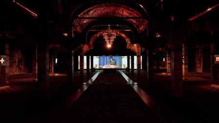 Visión general de la instalación, con el retablo hecho de pantallas de vídeo y la lampara de cuchillos con la bola de discoteca