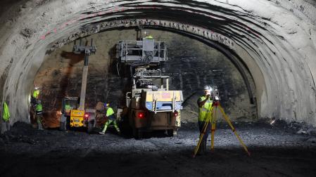 Un grupo de operarios trabaja en la boca sur del nuevo túnel de Belate.