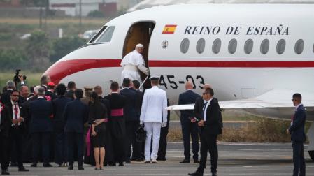 El papa León XIV sube al Falcon cedido por el rey Felipe VI que llevará al pontífice de regreso a Roma, tras la avería que ha sufrido el avión de Iberia que lo iba a trasladar