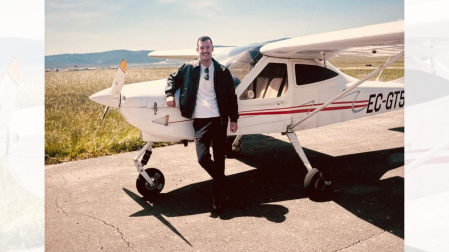 Edel González Garcés, creador de KoAir, junto a una avioneta