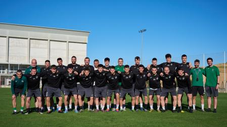 Los jugadores y el cuerpo técnico del Pamplona posan en el campo de fútbol de El Pontarrón de Mendigorría donde han entrenado el miércoles y el jueves