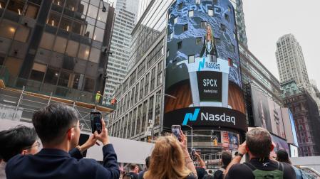 En una pantalla se ve a Gwynne Shotwell, directora de operaciones de SpaceX, pronunciando un discurso antes de que la empresa salga a bolsa en el mercado Nasdaq de Nueva York