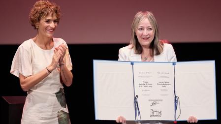 La Presidenta Chivite entrega el premio a Aurora Beltrán