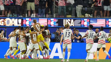 Jugadores de Estados Unidos celebran un gol de Folarin Balogun
