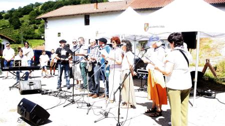 Uno de los grupos partícipes en el día del vale de Larraun.