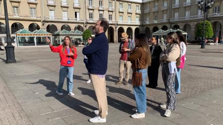 Un grupo de personas atiende las explicaciones de una organizadora en A Coruña