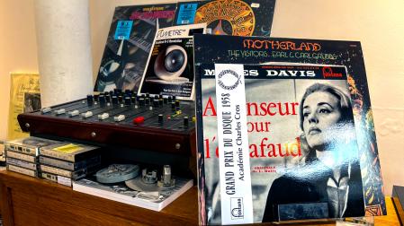 El referido vinilo sobre un expositor de vinilos poco frecuentes y recién llegados a la tienda 'Sam Records', en París