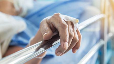 Una persona mayor hospitalizada