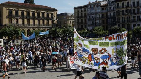 Tres columnas de personas reivindican en Pamplona el derecho a vivir en euskera