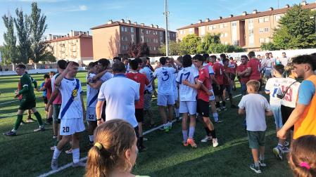 Los jugadores del Cantolagua celebran el ascenso a Tercera División tras vencer al Baztan 4-3 en la vuelta del playoff por el ascenso, haciendo bueno el 1-1 de la ida