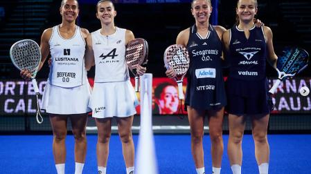 De izda. a dcha., Sofía Araujo, Claudia Fernández, Marta Ortega y Martina Calvo antes del inicio de la semifinal del P1 de Valencia