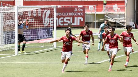 Alejandro Meca, extremo del Murcia Imperial, celebra el gol de la victoria en el minuto 92 con sus compañeros ante el desconsuelo de los jugadores del Pamplona