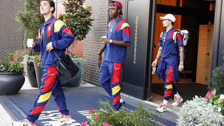Gavi, Nico WIlliams y Yeremy Pino abandonan el hotel de concentración de España rumbo a un entrenamiento
