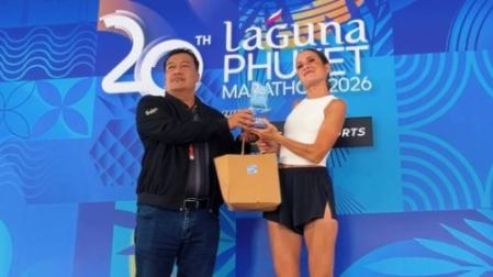 Verdeliss, recibiendo su premio en el podio de la maratón de Phuket en Tailandia
