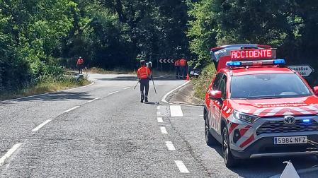 Dispositivo de la Policía Foral tras la colisión del automóvil y la motocicleta en Zudaire