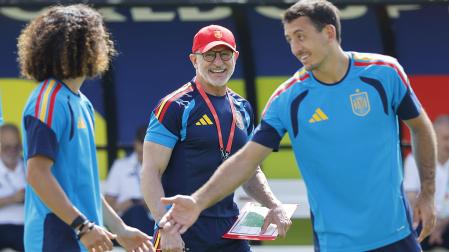 El seleccionador de España Luis de la Fuente (c) observa divertido la broma entre Cucurella y Oyarzabal