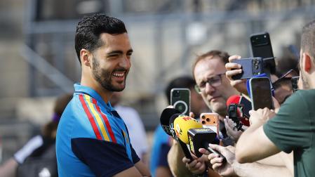 El navarro Mikel Merino habla con los medios tras el entrenamiento de este domingo, 14 de junio