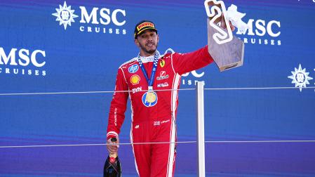 El piloto inglés del equipo Ferrari Lewis Hamilton, celebra en el podio su victoria tras imponerse en el Gran Premio de Barcelona-Cataluña de Fórmula 1